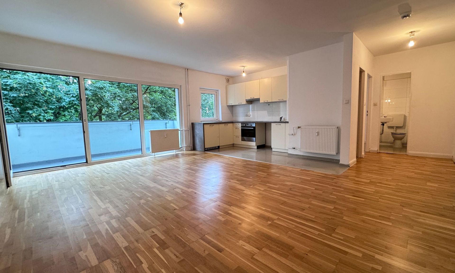 Teilgewerbliche Vermietung! Geräumige 2-Zimmer Wohnung mit Balkon !