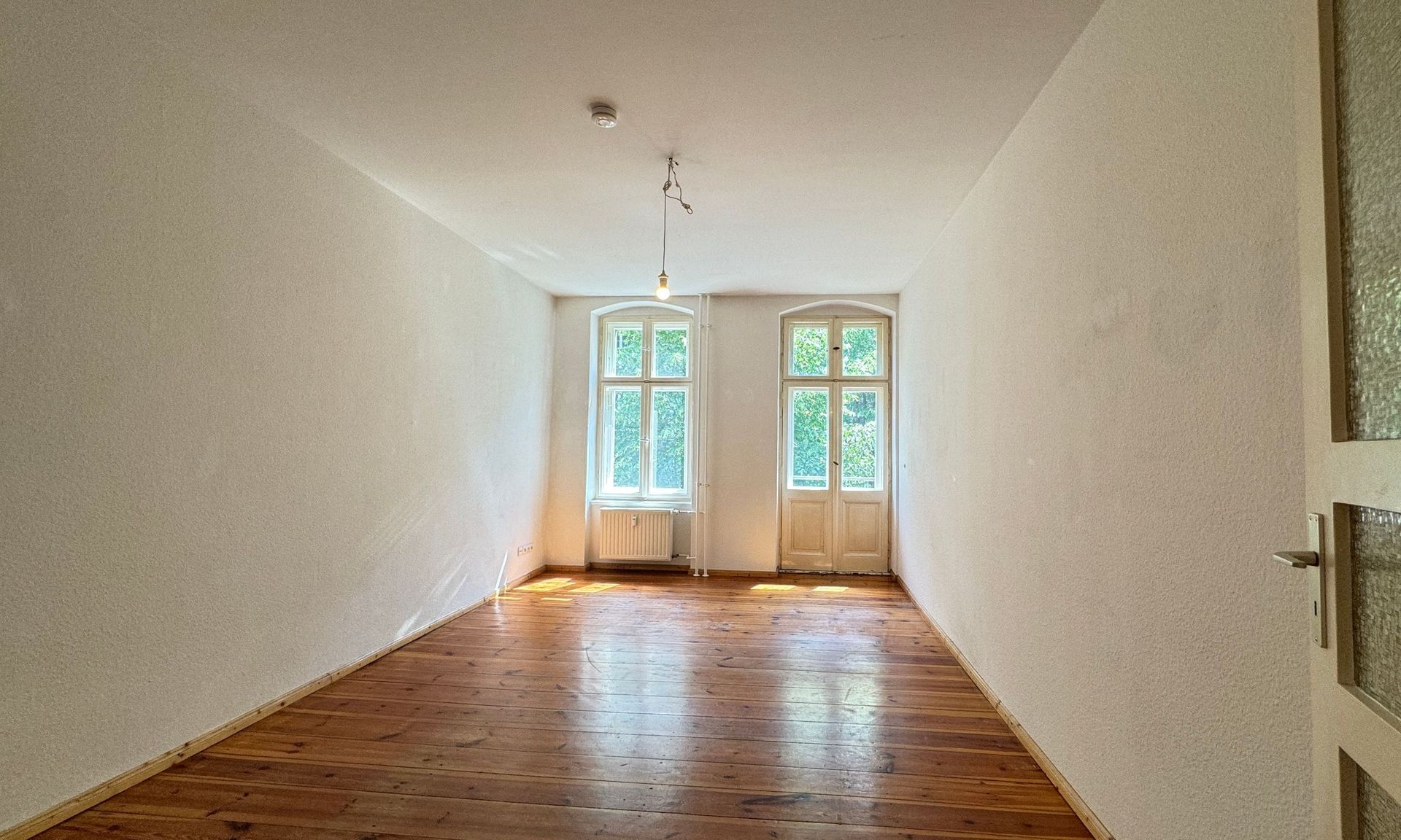 Helle und charmante Altbauwohnung in Berlin mit Balkon !