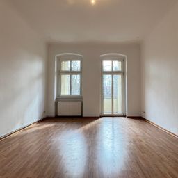Großzügiger Altbau mit Südbalkon ! +Provisionsfrei+