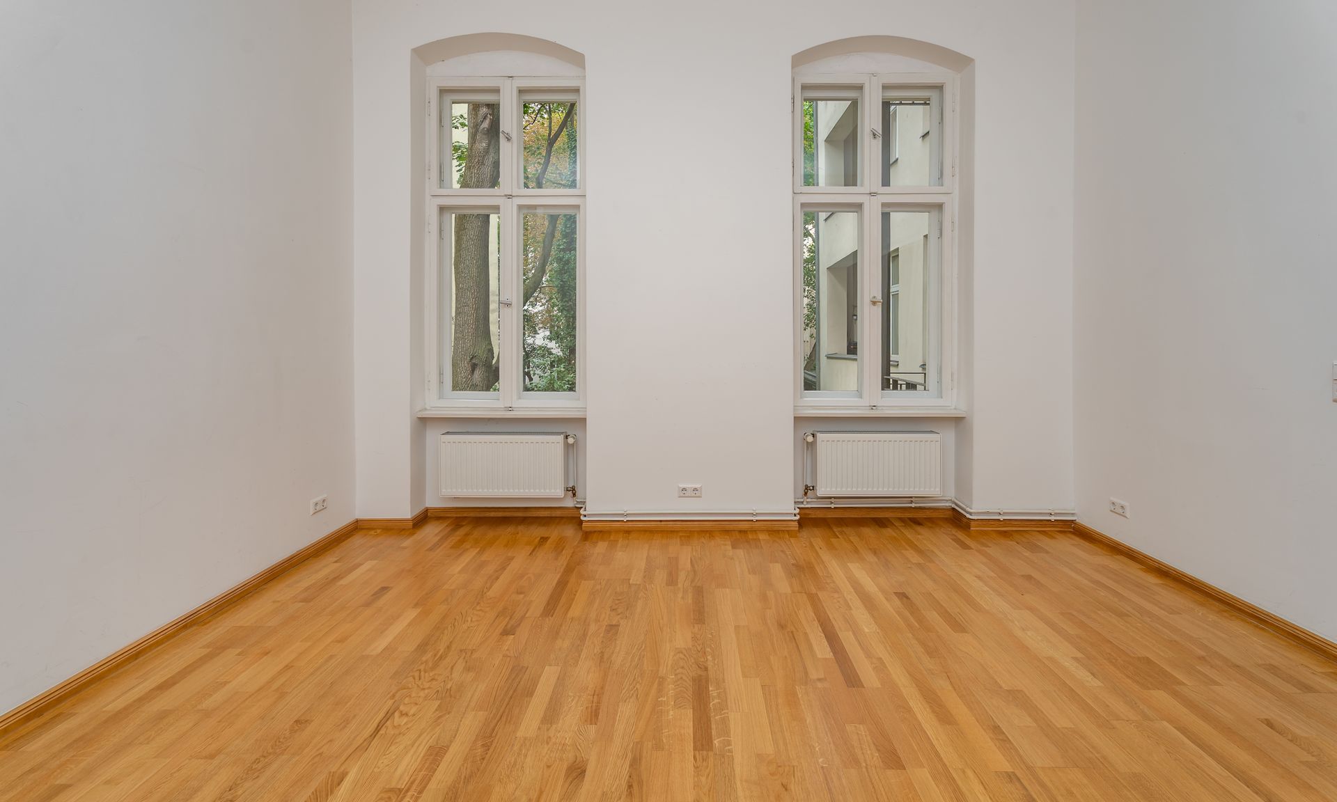 Wundervolle Altbauwohnung mit Balkon im ruhigen Hinterhof !