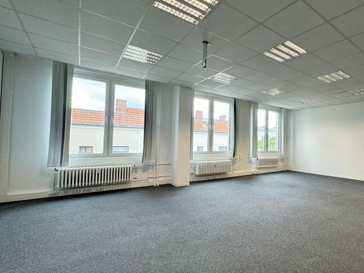 Einzelbüros zur Vermietung in gepflegtem Bürogebäude !