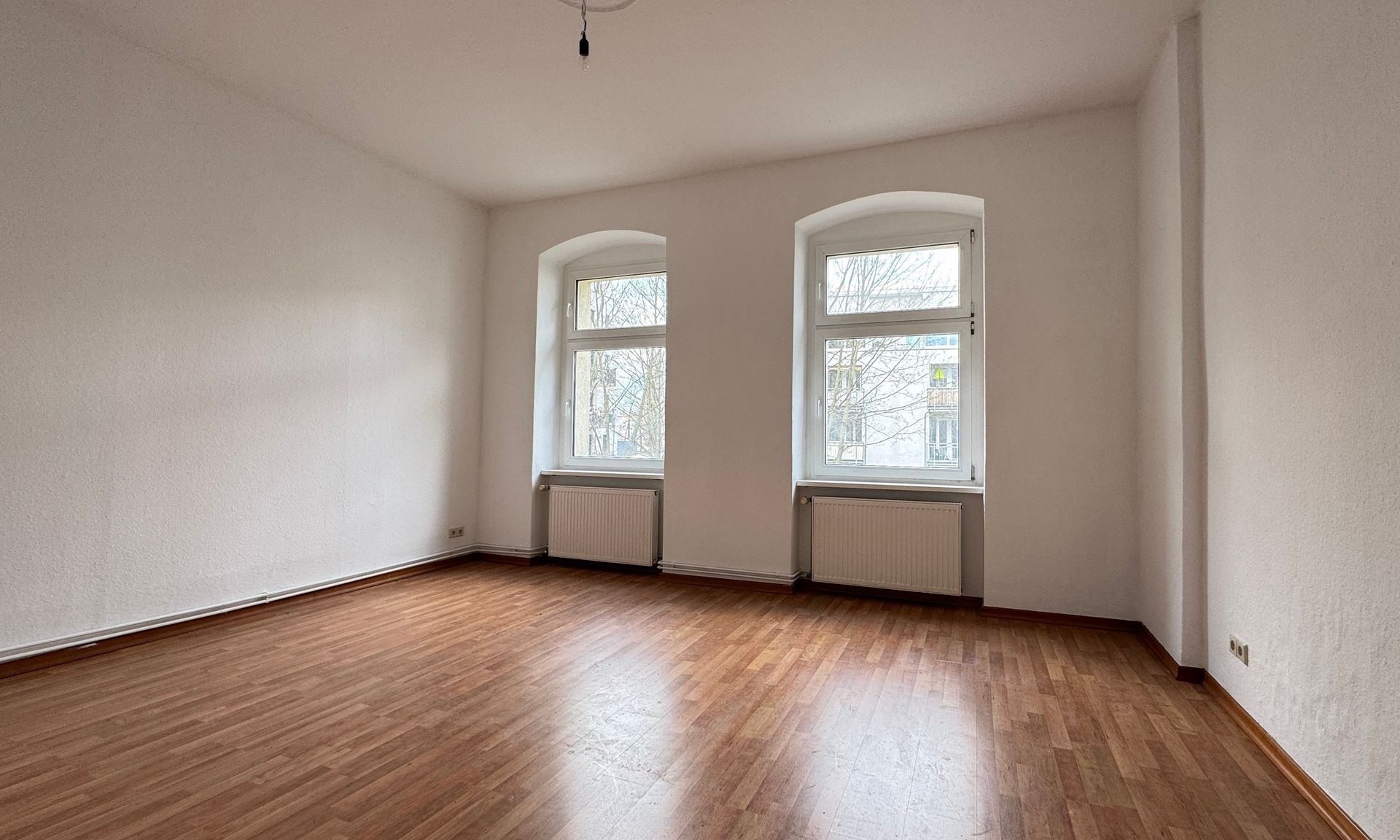 Großzügiger Altbau mit Südbalkon ! +Provisionsfrei+
