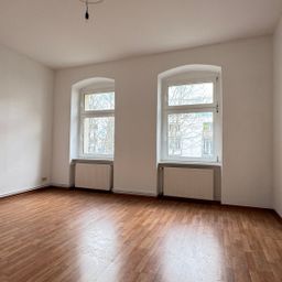 Großzügiger Altbau mit Südbalkon ! +Provisionsfrei+