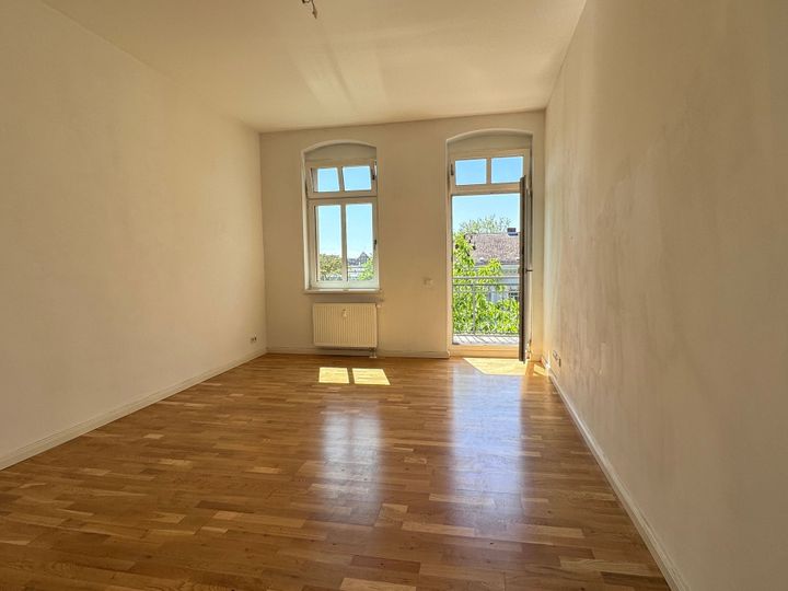 Geräumige 4-Zimmer-Wohnung mit Balkon im sanierten Altbau !
