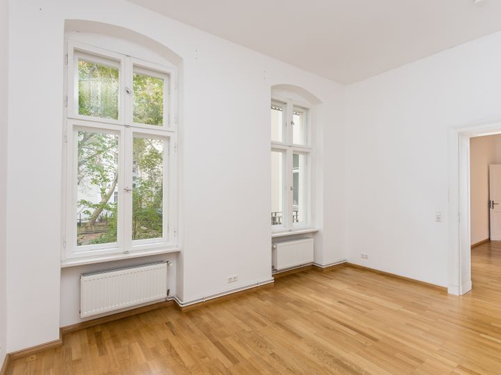 Stilvolle Altbauperle mit Balkon im grünen Hinterhof !