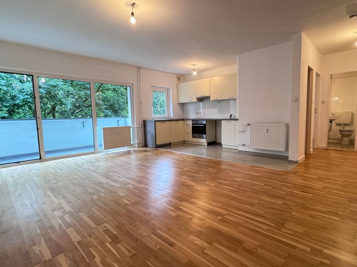 Teilgewerbliche Vermietung! Geräumige 2-Zimmer Wohnung mit Balkon !