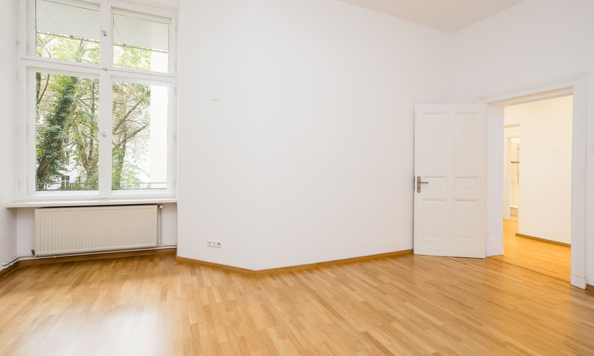 Elegante Altbauwohnung mit Balkon zum ruhigen Hinterhof !