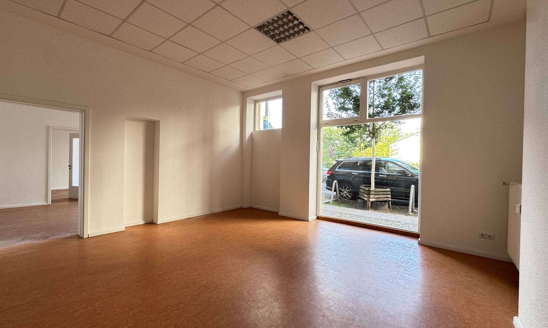 Großzügiges Gewerbe mit auffälliger Schaufensterfront !