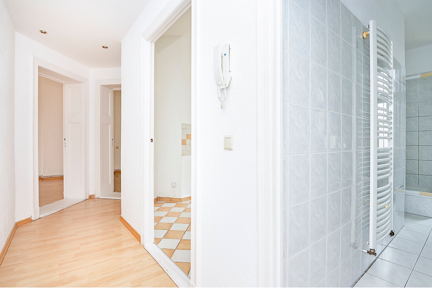 Heller Altbau mit 2 Zimmer und Südbalkon. +Provisionsfrei+