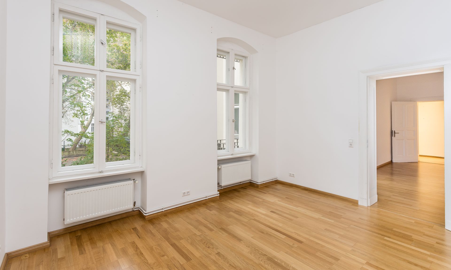 Stilvolle Altbauperle mit Balkon im grünen Hinterhof !