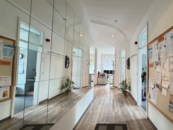 Kompakt und Hell: Ihr neuer Arbeitsplatz zur Miete