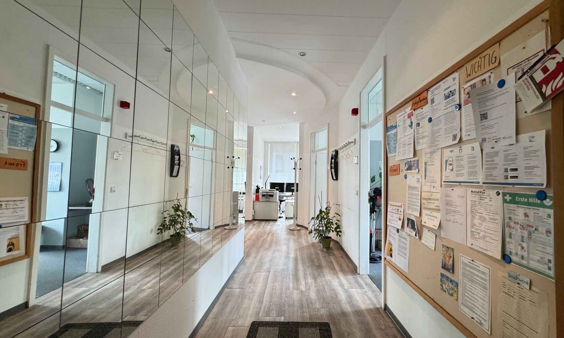 Kompakt und Hell: Ihr neuer Arbeitsplatz zur Miete