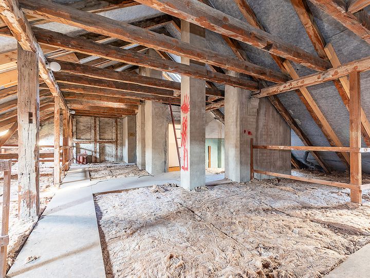 Einzigartige Gelegenheit: Unausgebauter Dachrohling mit Baugenehmigung !