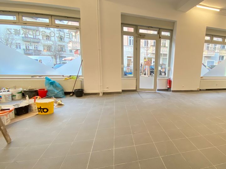 Kompaktes Gewerbe mit breiter Schaufensterfront !