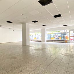 Vielseitig Nutzbares Gewerbe mir großzügiger Schaufensterfront !