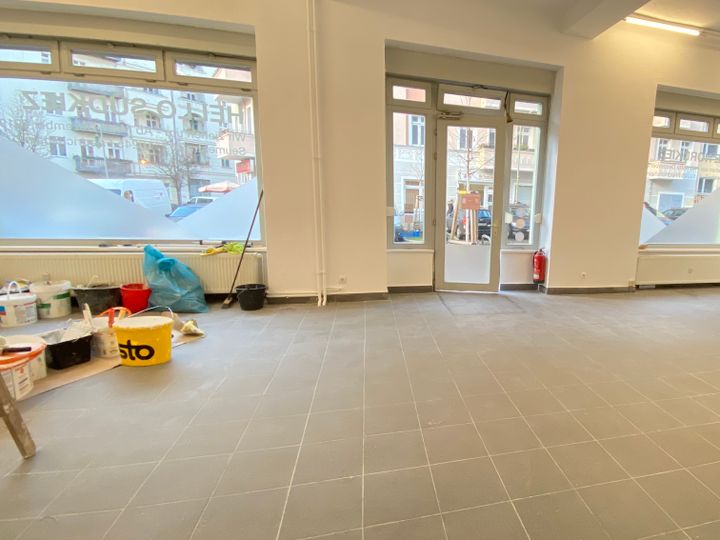 Kompaktes Gewerbe mit breiter Schaufensterfront !