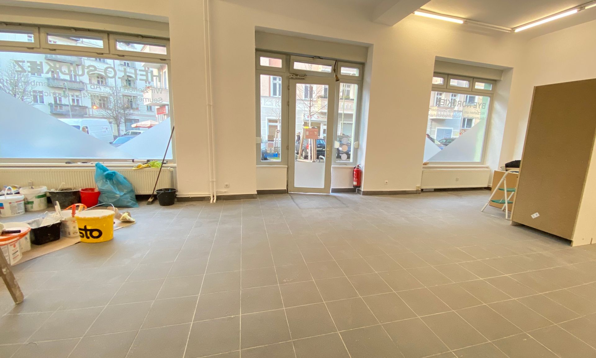 Kompaktes Gewerbe mit breiter Schaufensterfront !