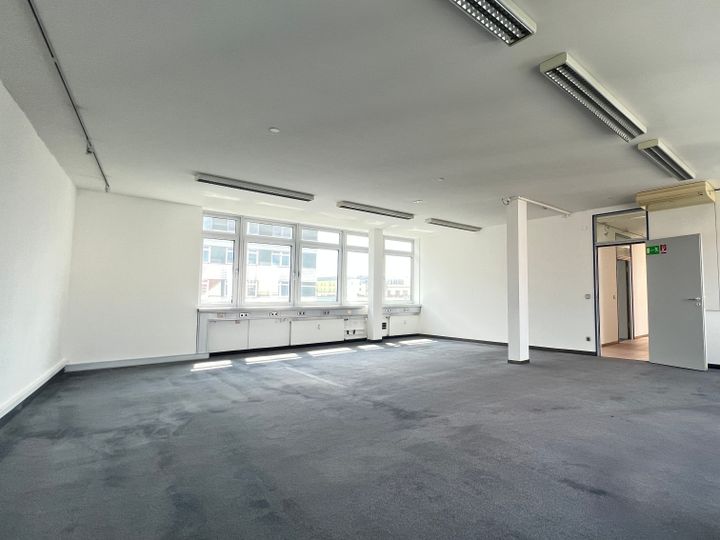 Großzügige Büroetage sucht neuen Mieter !