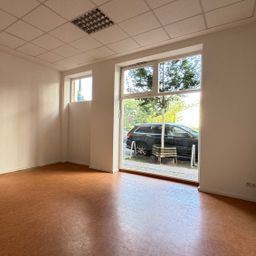 Großzügiges Gewerbe mit auffälliger Schaufensterfront !