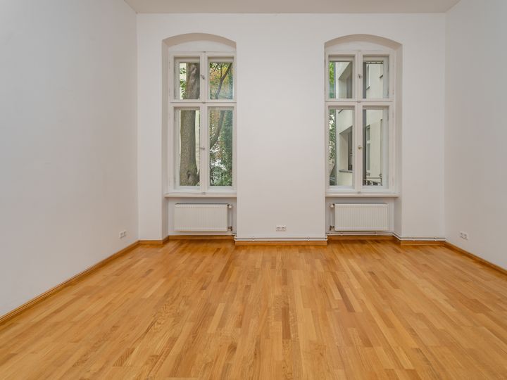 Wundervolle Altbauwohnung mit Balkon im ruhigen Hinterhof !