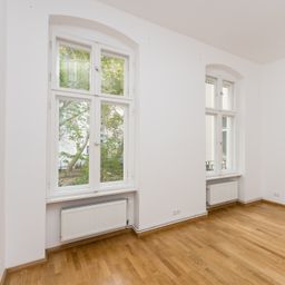 Stilvolle Altbauperle mit Balkon im grünen Hinterhof !