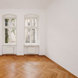 Wundervolle Altbauwohnung mit Balkon im ruhigen Hinterhof !