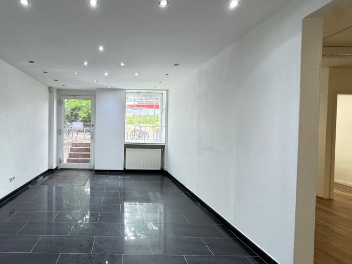 Kompaktes Gewerbe im Souterrain mit Schaufenstern !